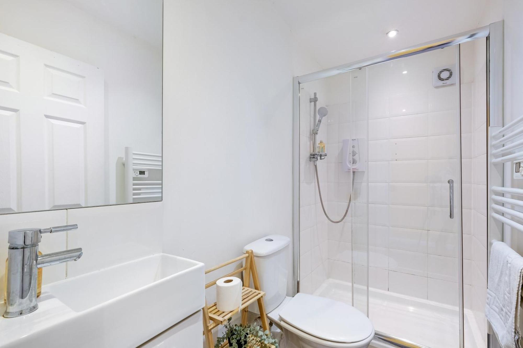 Kings House Apartment Hayes, West London Apt A Northolt  외부 사진