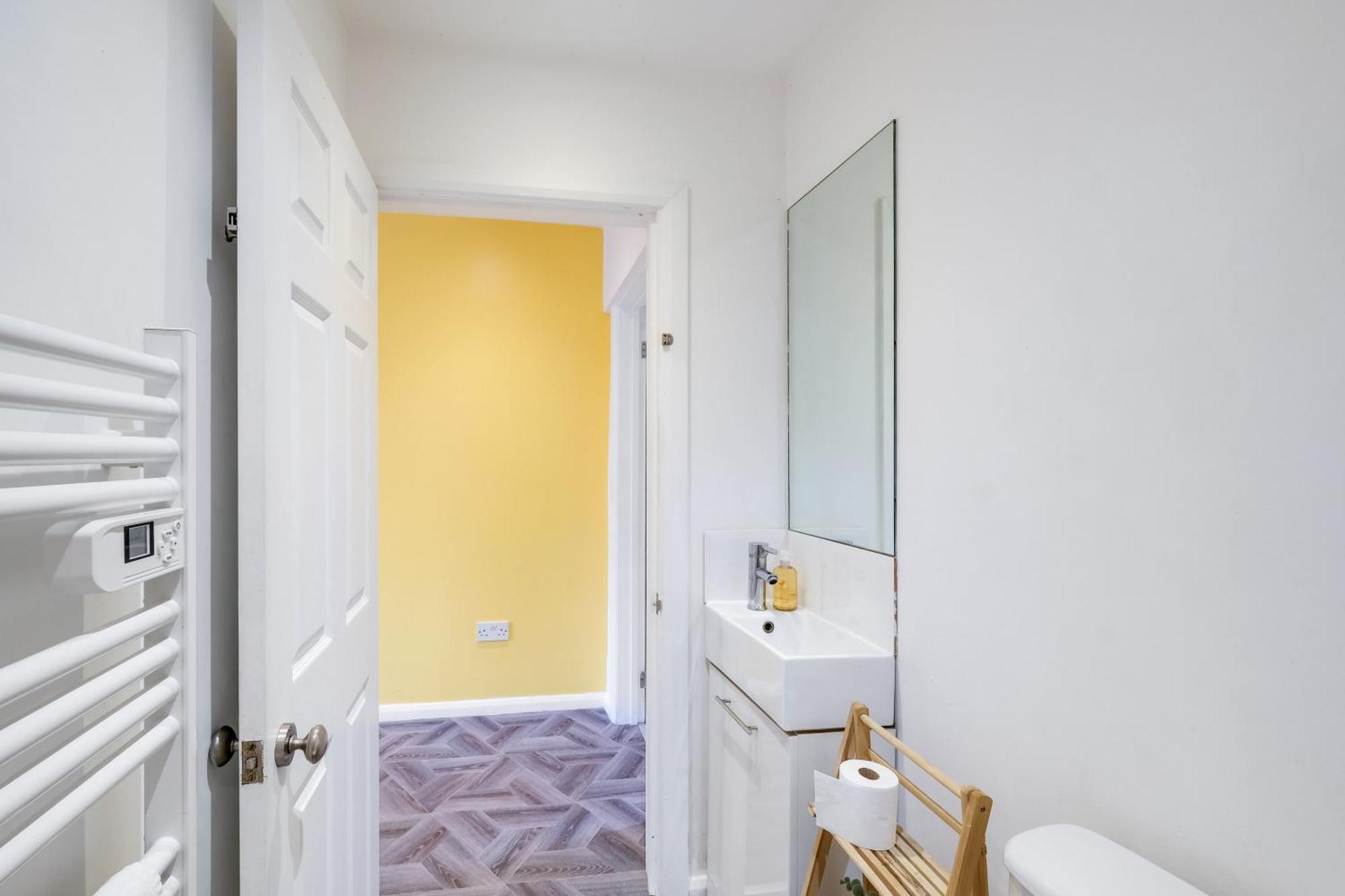 Kings House Apartment Hayes, West London Apt A Northolt  외부 사진